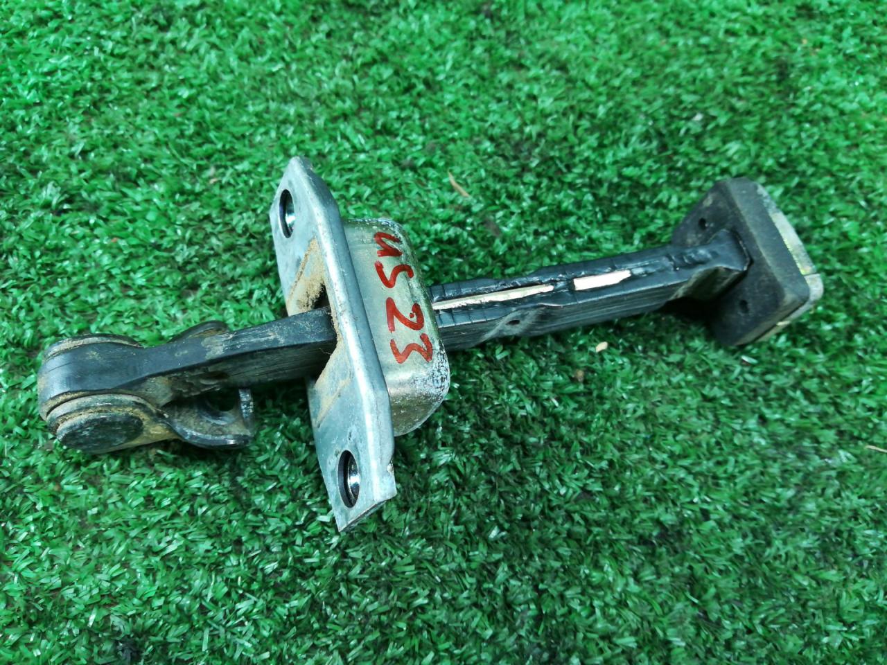 ограничитель открывания двери Infiniti G 3 поколение 2004, 3.5 л., VQ35DE, бензин, АКПП, черный, седан, задний привод - фото №1