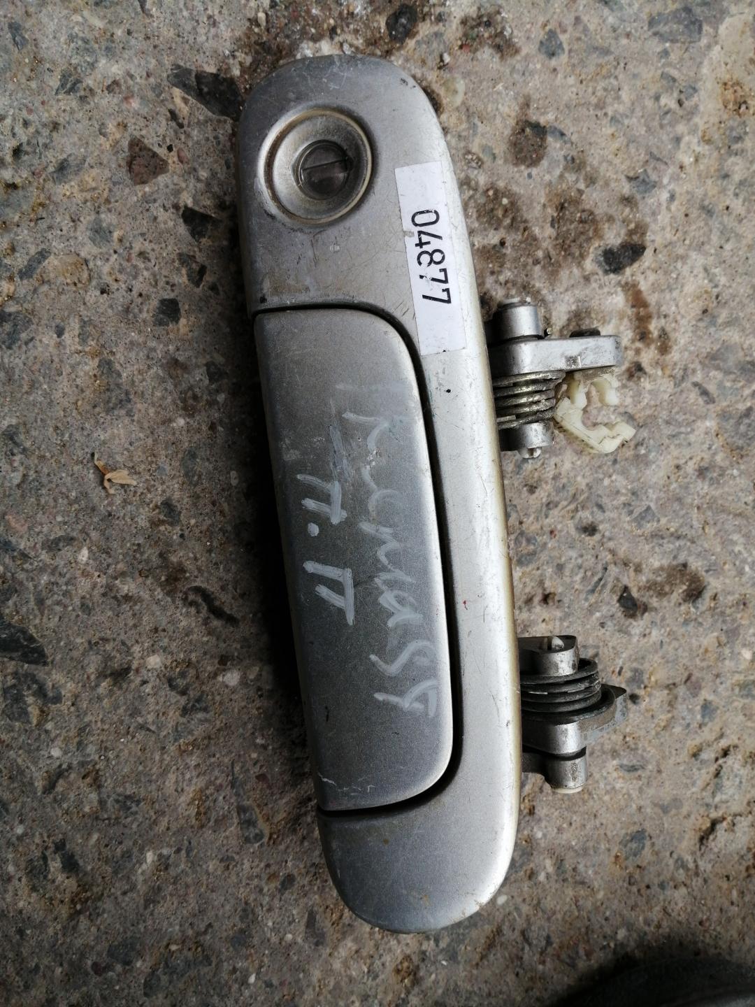 ручка наружная Mazda Premacy 1 поколение 2001, 2.0 л., бензин, АКПП, минивэн - фото №1