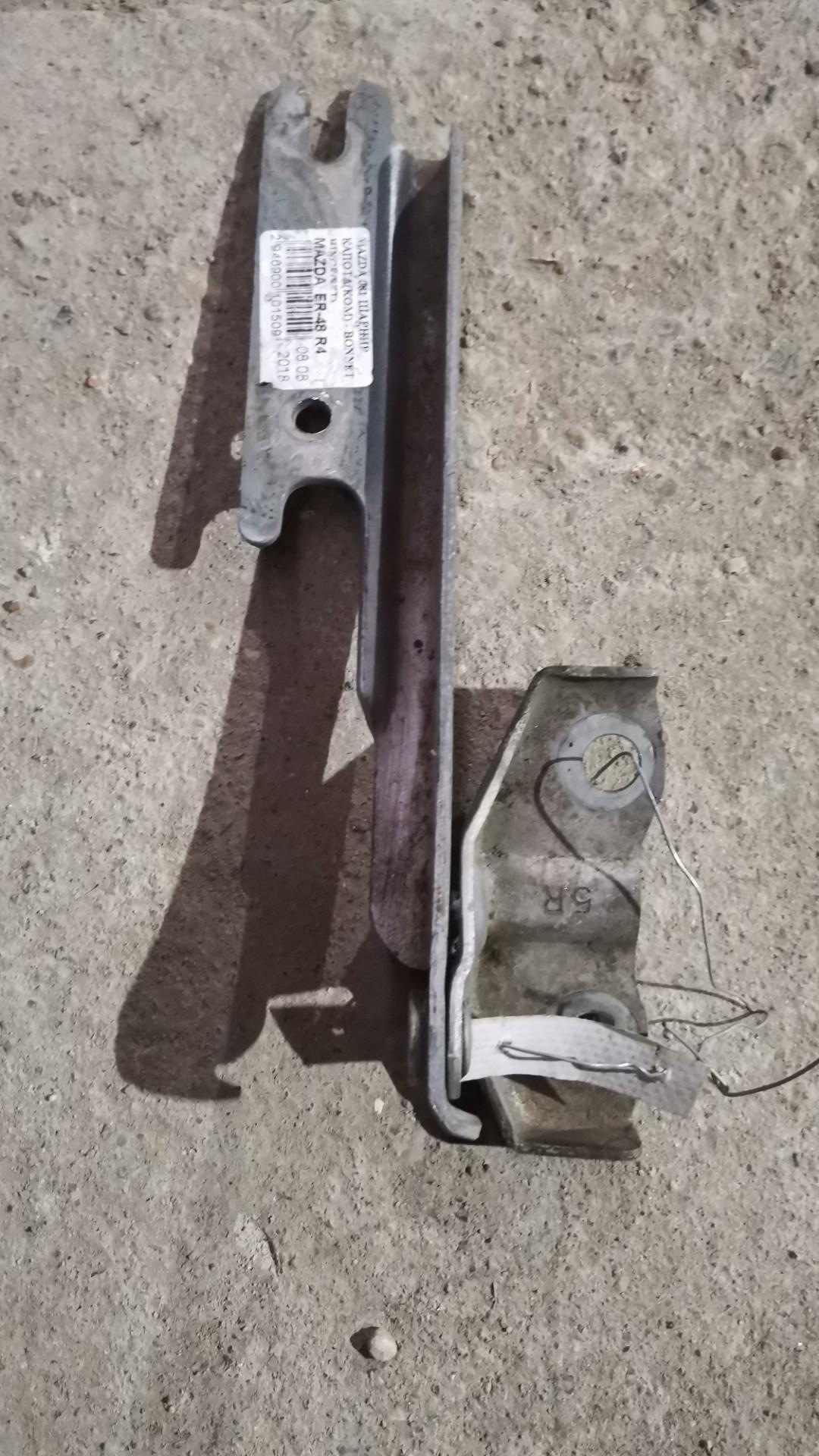 петля капота правая Mazda 323 6 поколение 2000, 1.5 л., бензин, АКПП, хетчбэк 5 дв. - фото №1