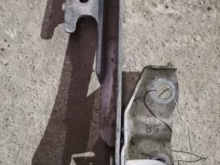 петля капота правая Mazda 323 6 поколение 2000, 1.5 л., бензин, АКПП, хетчбэк 5 дв.