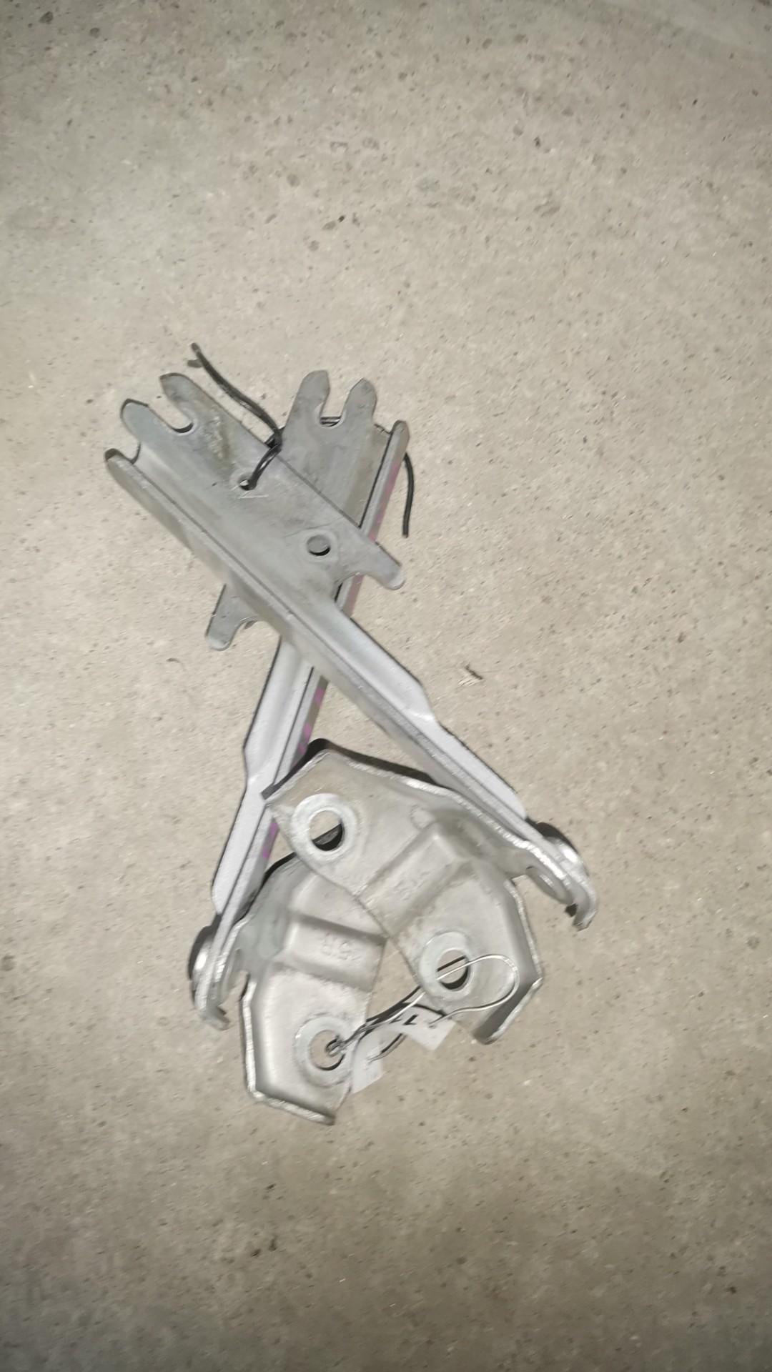 петля капота правая Mazda 323 6 поколение 2000, 1.5 л., бензин, АКПП, хетчбэк 5 дв. - фото №1