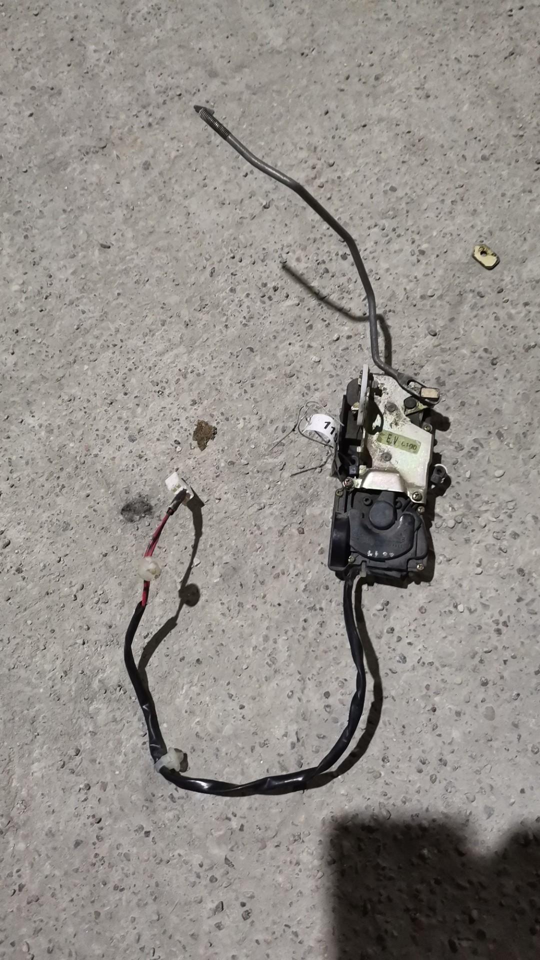 замок двери передней левой Mazda Premacy 1 поколение 2000, 1.9 л., бензин, АКПП, минивэн - фото №1