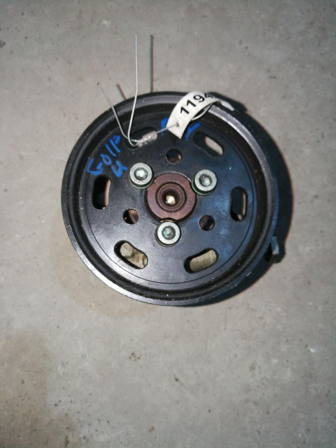 насос гидроусилителя руля Volkswagen Golf 4 поколение 2001, 2.0 л., бензин, АКПП, хетчбэк 5 дв. - фото №1