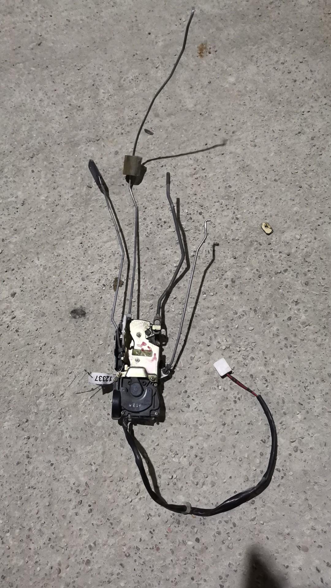 замок двери передней левой Mazda 323 6 поколение 1999, 1.5 л., бензин, АКПП, хетчбэк 5 дв. - фото №1