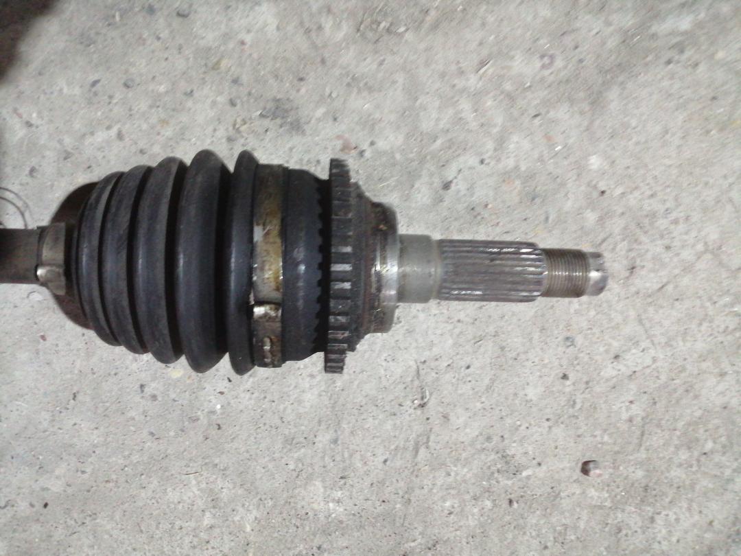 полуось передняя левая (приводной вал, ШРУС) Mazda Premacy 1 поколение 2001, 2.5 л., бензин, АКПП, минивэн - фото №1