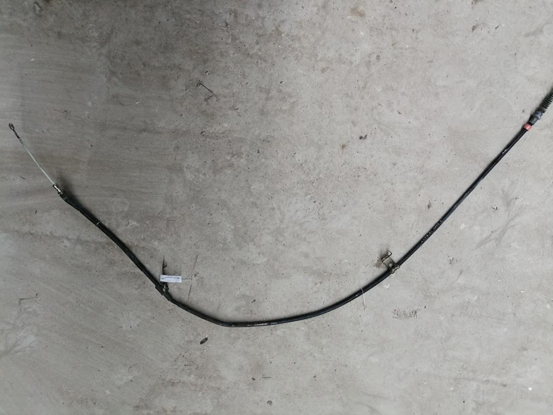 трос ручника Mazda 323 6 поколение 2000, 1.5 л., бензин, АКПП, хетчбэк 5 дв. - фото №1