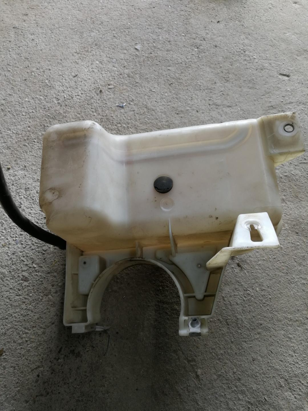 бачок расширительный Chevrolet TrailBlazer 1 поколение 2003, 4.2 л., бензин, АКПП, черный, внедорожник 5 дв. - фото №1