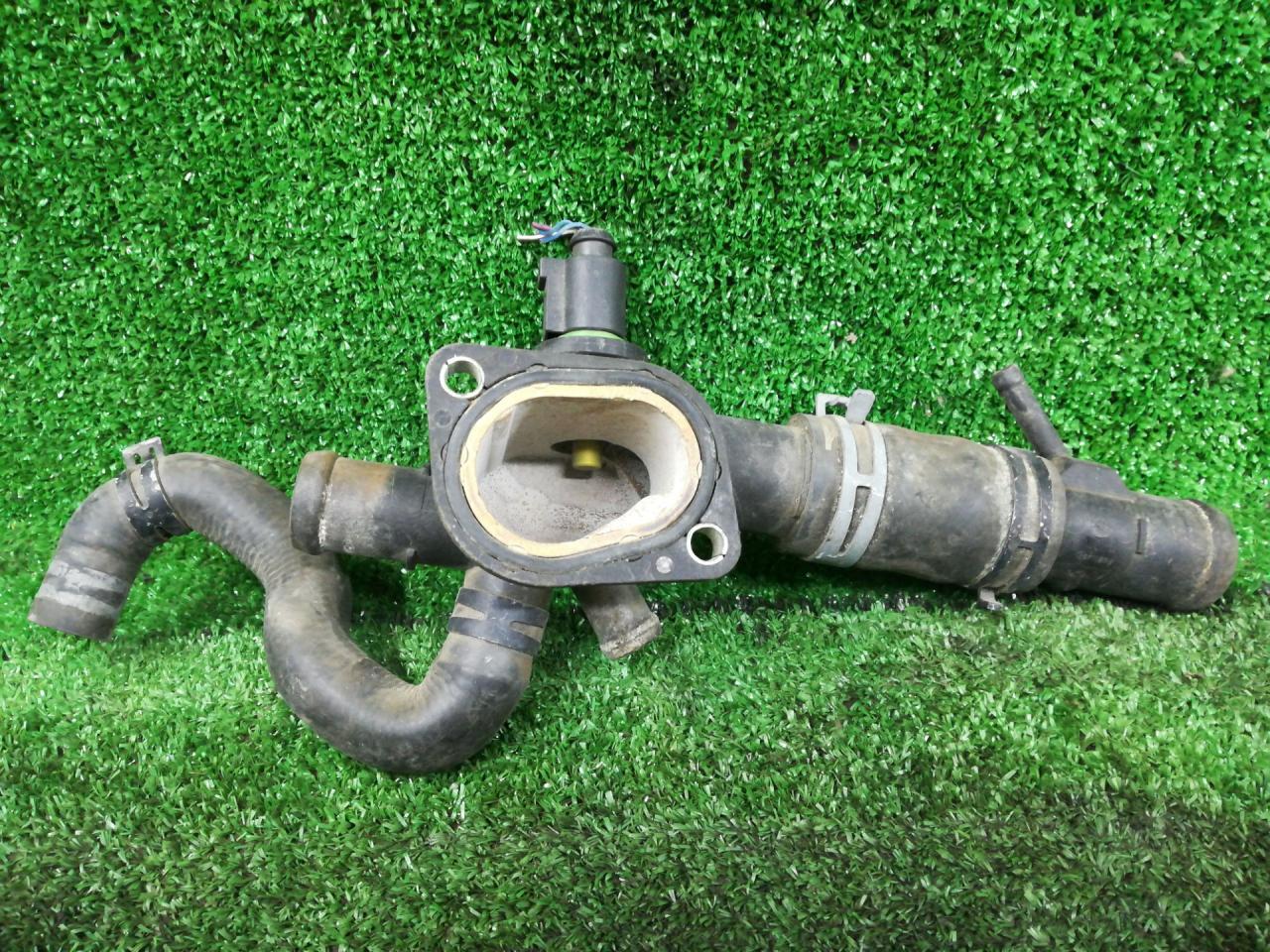 фланец (тройник) системы охлаждения Volkswagen Beetle 2 поколение 2004, 1.6 л., BFS, бензин, АКПП, белый, хетчбэк 5 дв., правый руль, U6A12133AF - фото №1