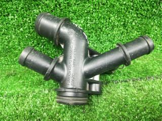 фланец (тройник) системы охлаждения Ford Escape 3 поколение C520 2015, 1.5 л., бензин, АКПП, белый, внедорожник 5 дв., правый руль, DS7G8K556CC