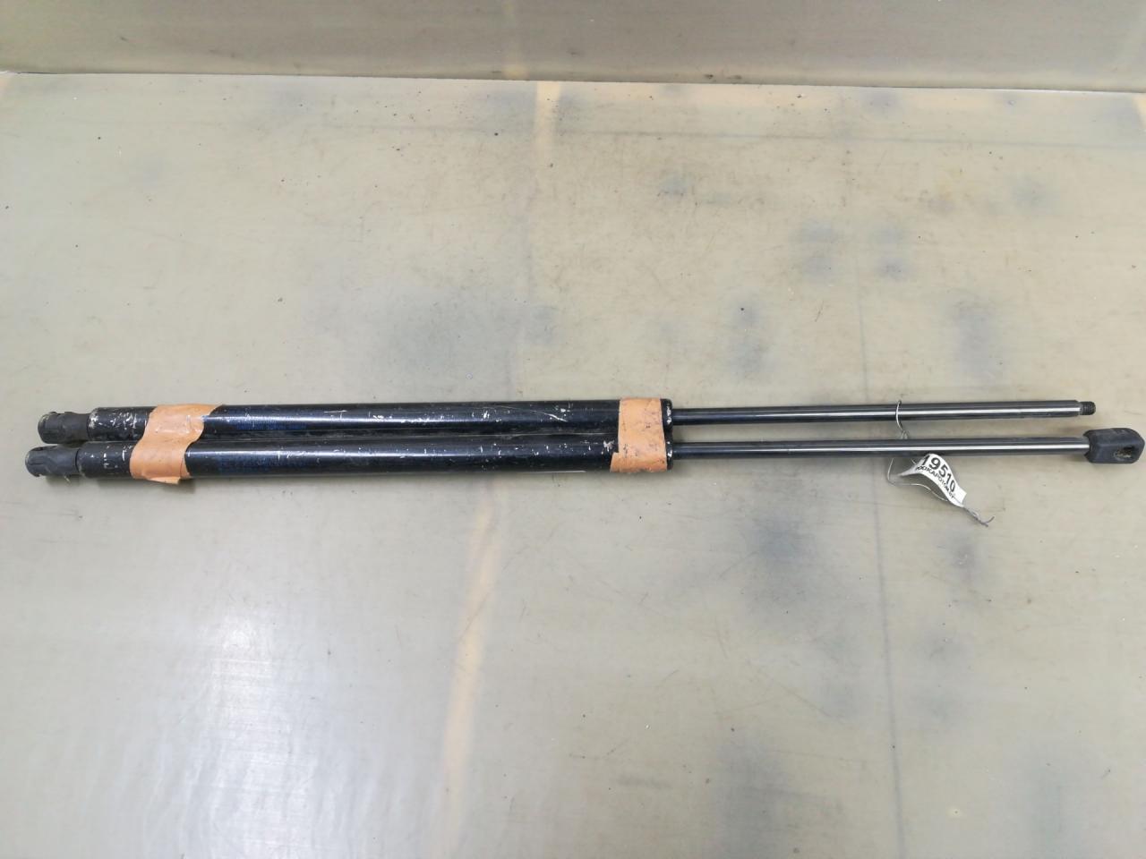 амортизатор крышки багажника (3-5 двери) GMC Yukon 2 поколение 2003, 6.0 л., бензин, АКПП, белый, внедорожник 5 дв. - фото №1