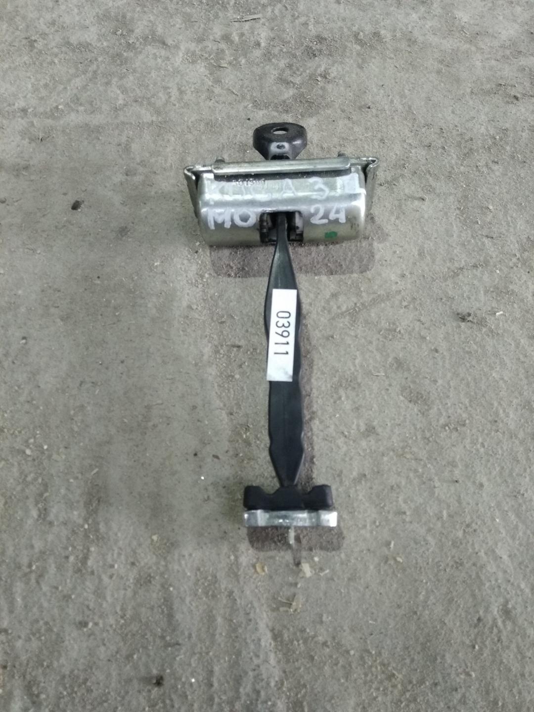 ограничитель открывания двери задней Ford Escape 3 поколение C520 2015, 1.5 л., бензин, АКПП, белый, внедорожник 5 дв., правый руль - фото №1