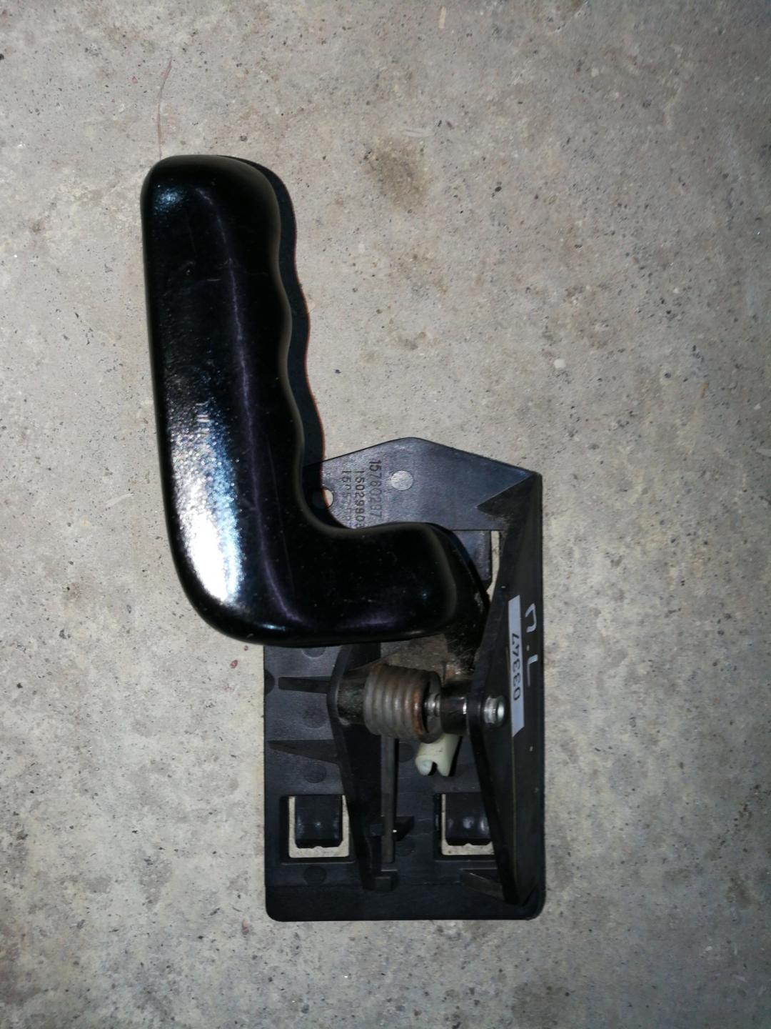 ручка внутренняя передняя левая GMC Yukon 2 поколение 2003, 6.0 л., бензин, АКПП, белый, внедорожник 5 дв. - фото №1