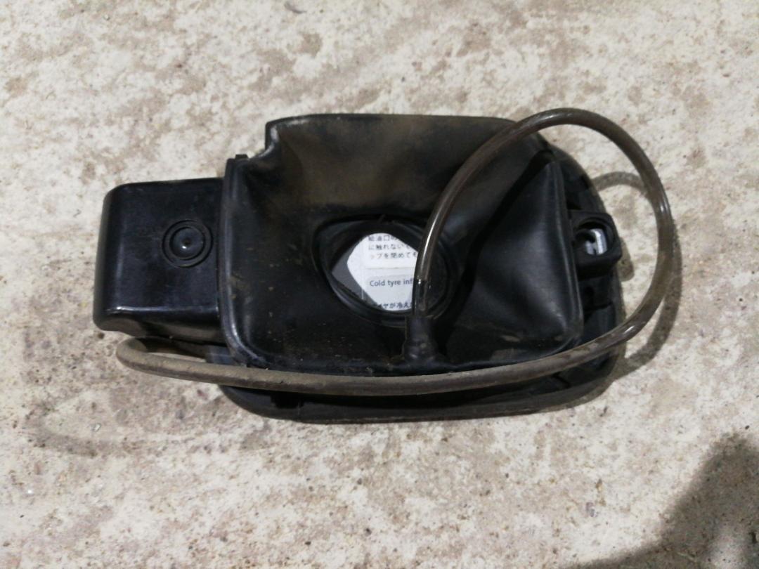 лючок топливного бака Volkswagen Golf 6 поколение 2010, 1.4 л., CAXA, бензин, АКПП, серебро, универсал, правый руль - фото №1