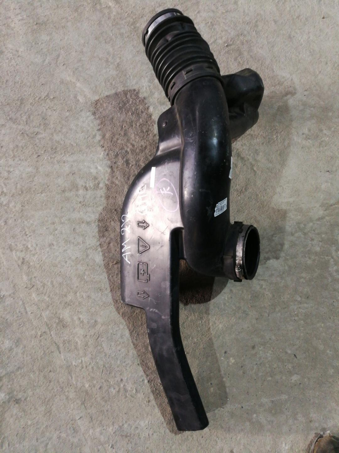 патрубок воздушного фильтра GMC Yukon 2 поколение 2003, 6.0 л., бензин, АКПП, белый, внедорожник 5 дв. - фото №1