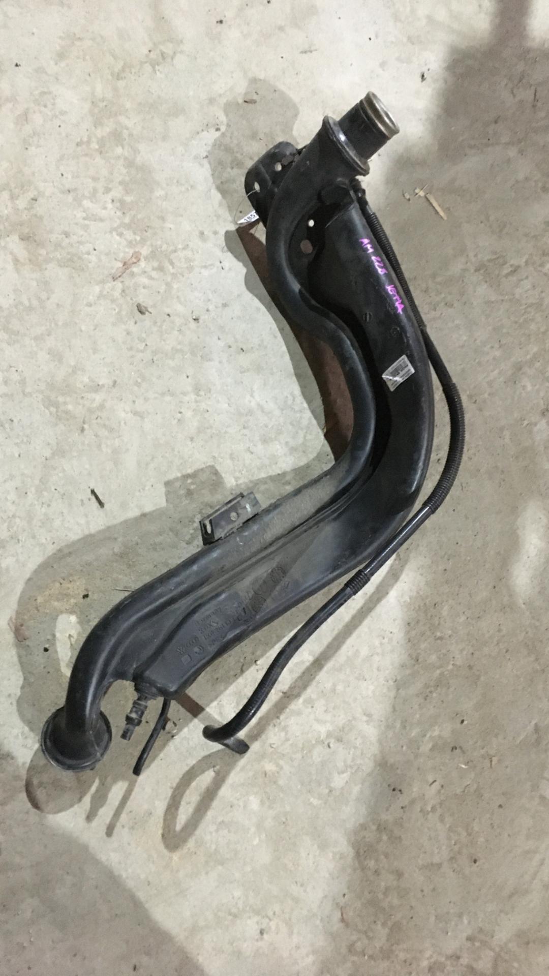 горловина топливного бака Volkswagen Jetta 5 поколение 2006, 2.0 л., BWA, бензин, АКПП, серый, седан, правый руль - фото №1