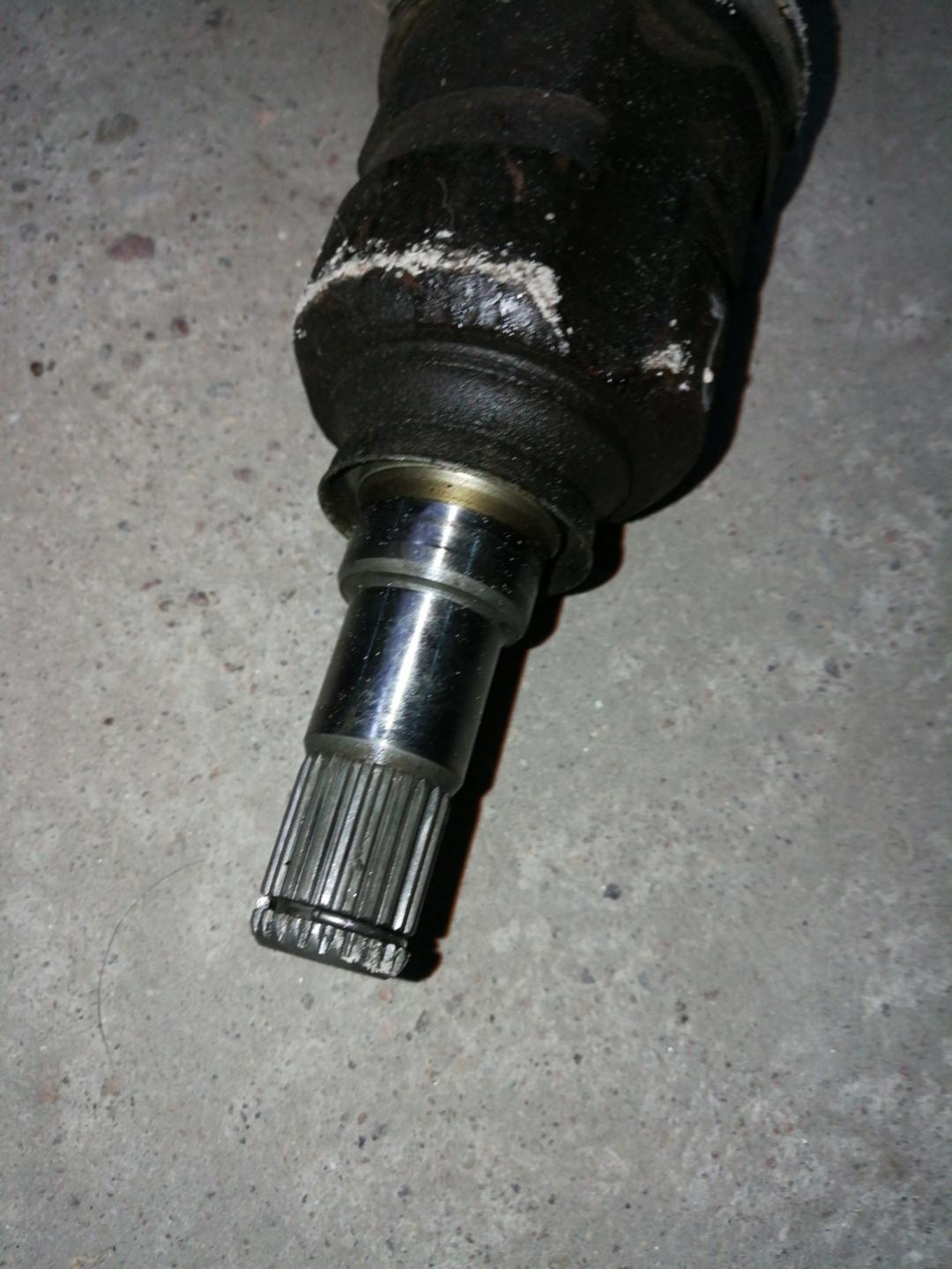 полуось передняя правая (приводной вал, ШРУС) Toyota Matrix 1 поколение (E130) 2005, 1.8 л., бензин, АКПП, темно-серый, минивэн - фото №1