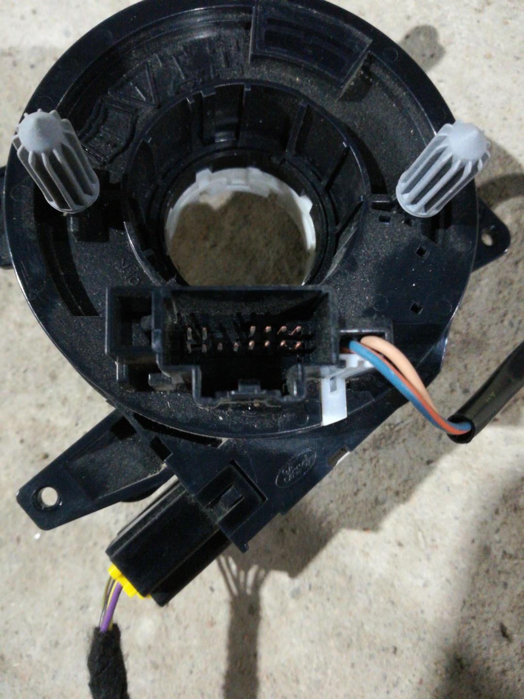 шлейф руля Ford Escape 3 поколение C520 2015, 1.5 л., бензин, АКПП, белый, внедорожник 5 дв., правый руль - фото №1