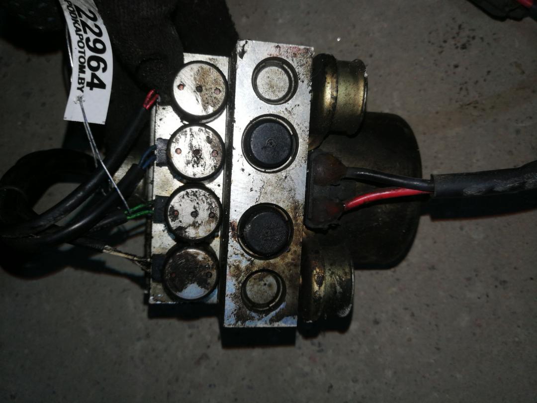 блок ABS Mazda Millenia 1 поколение 1999, 2.5 л., бензин, АКПП, белый, седан, правый руль, T0006437A0 - фото №1