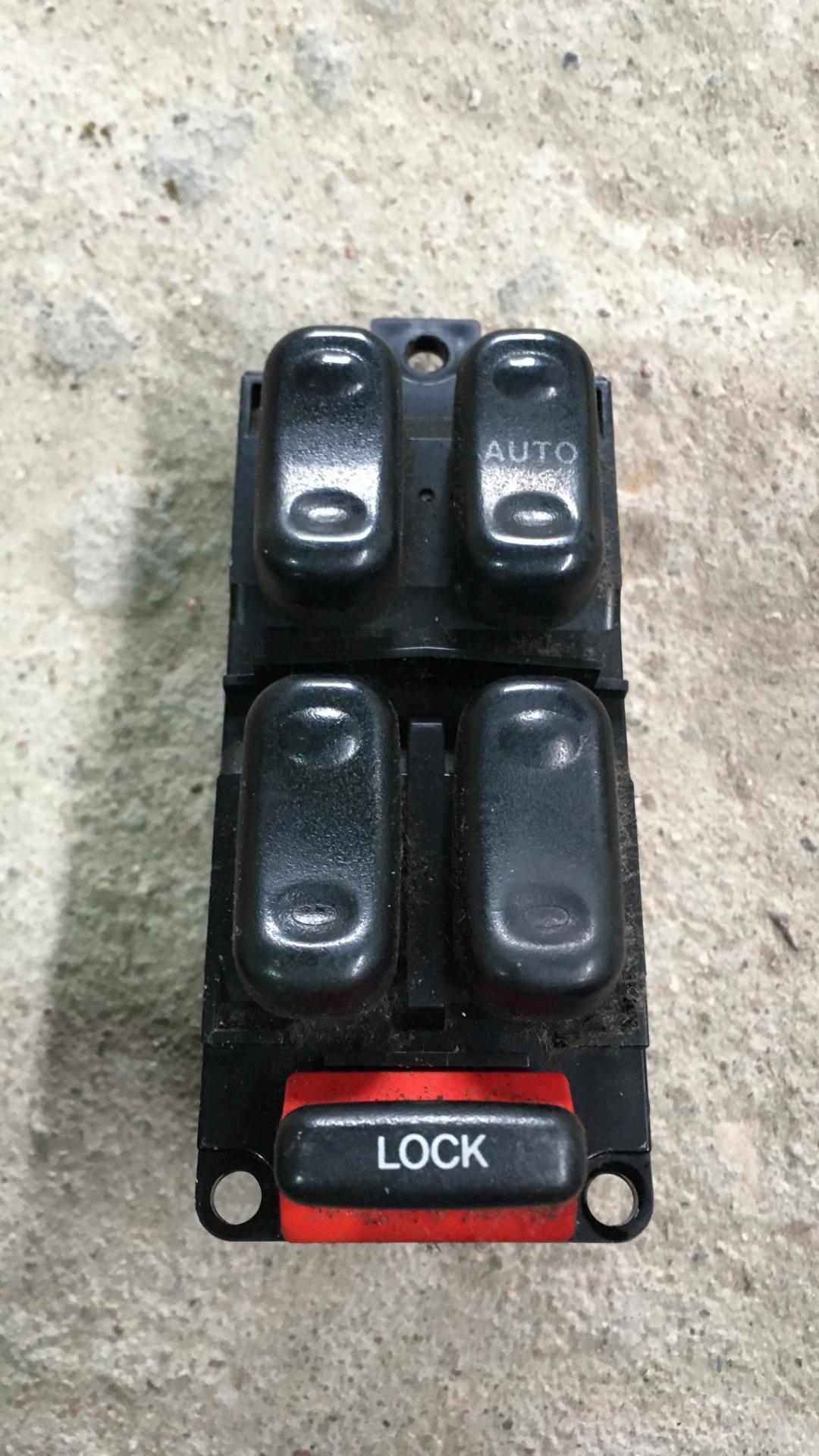 блок управления стеклоподъемниками Mazda Millenia 1 поколение 1999, 2.5 л., бензин, АКПП, белый, седан, правый руль - фото №1