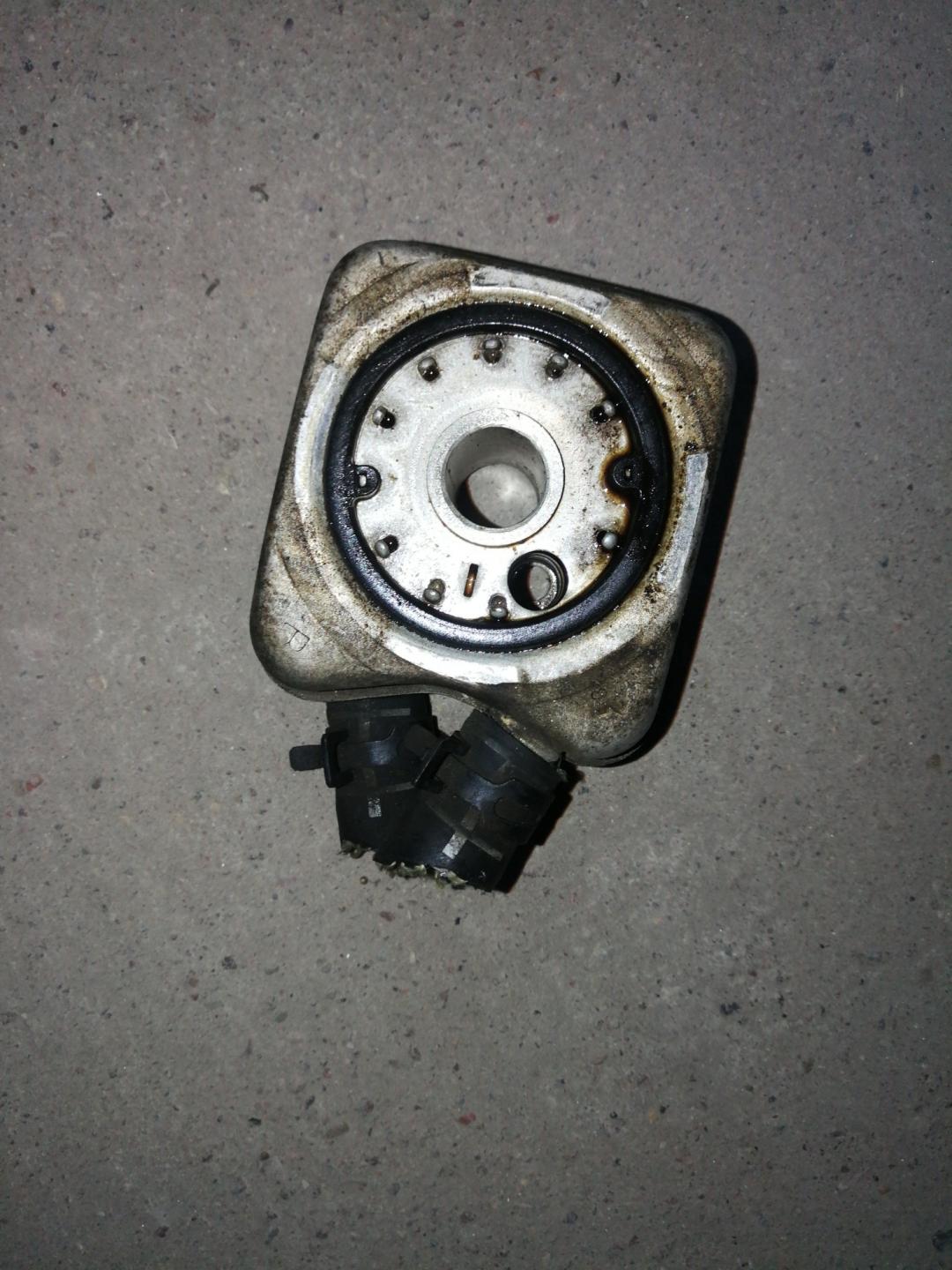 теплообменник масляного фильтра Volkswagen Beetle 2 поколение 2001, 2.0 л., AQY, бензин, АКПП, белый, хетчбэк 5 дв., правый руль - фото №1