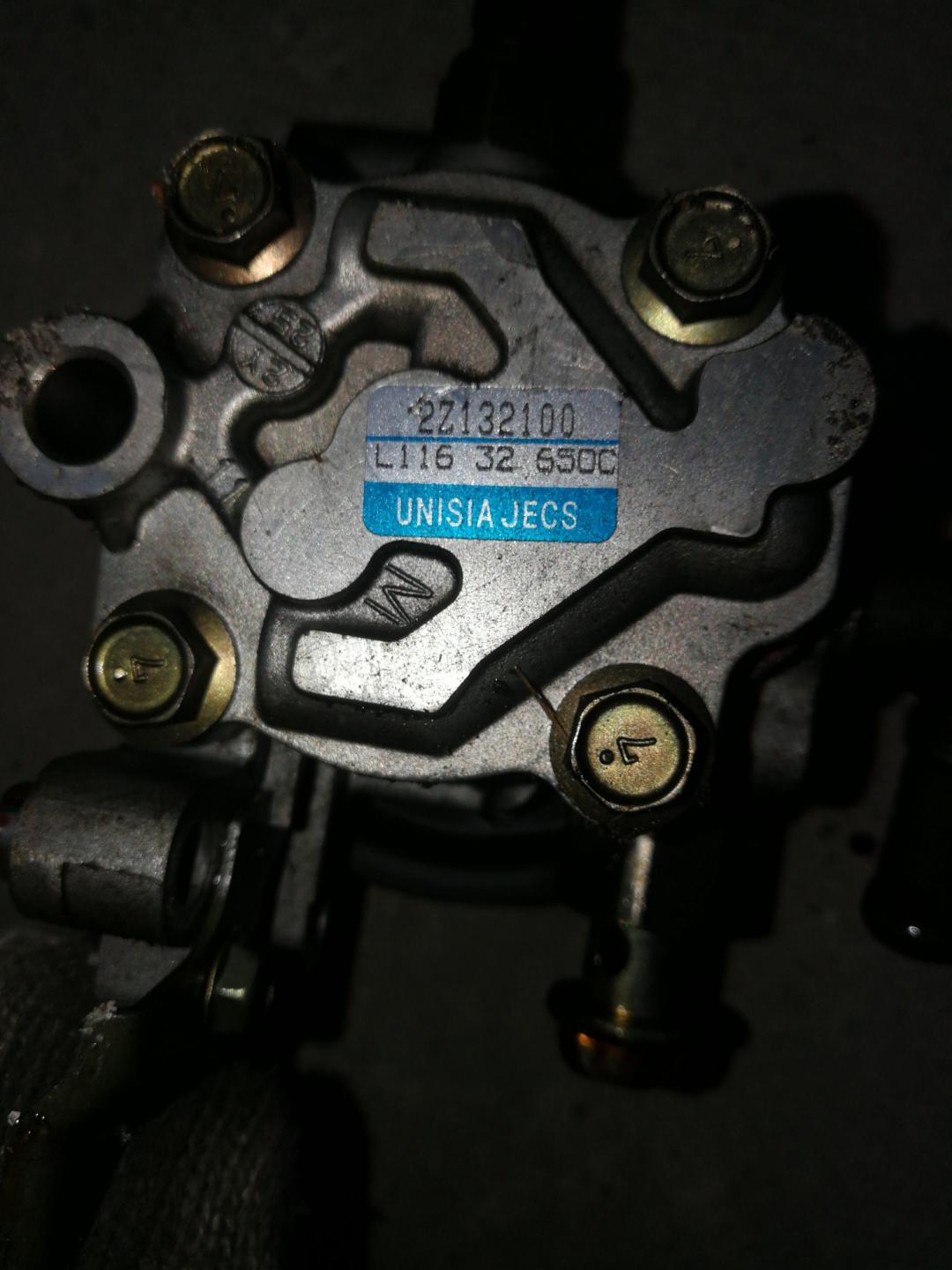 насос гидроусилителя руля Mazda MPV LW 2002, 2.3 л., L3, бензин, АКПП, черный, минивэн, правый руль, L11632650C, 2Z132100 - фото №1