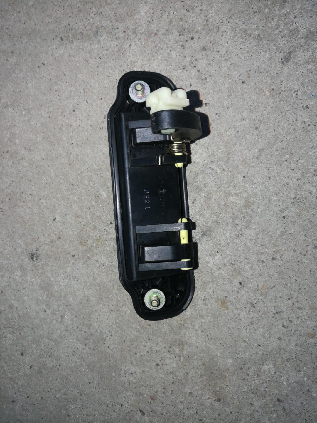 ручка крышки багажника Mazda 323 6 поколение 2000, 1.5 л., ZL05, бензин, МКПП, белый, хетчбэк 5 дв., правый руль - фото №1