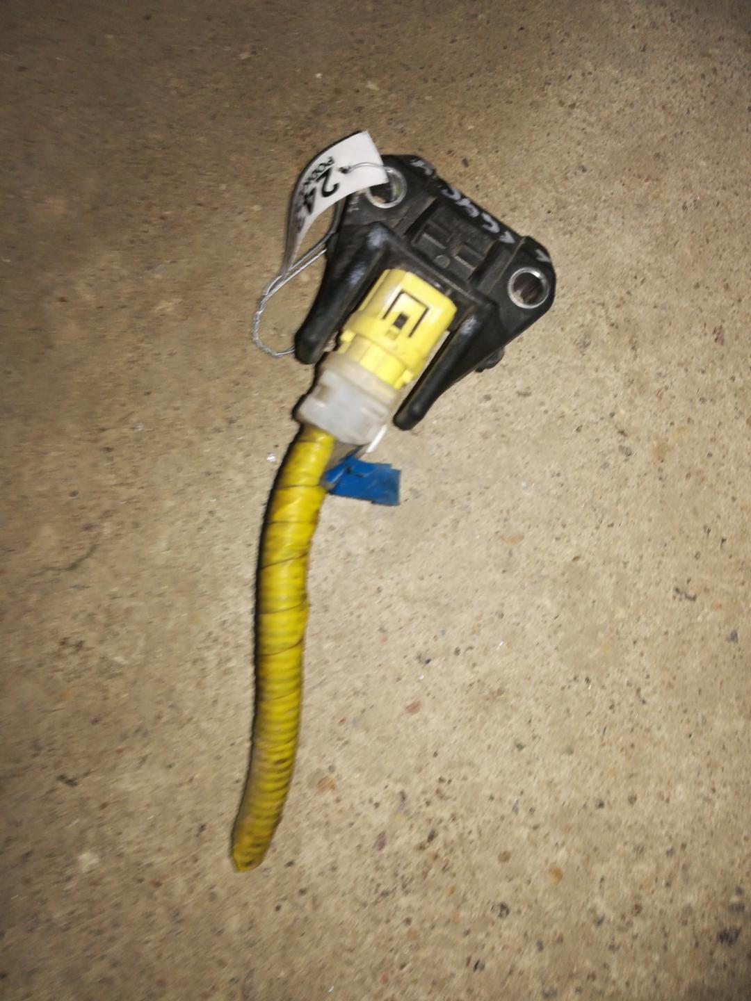 датчик удара Subaru Legacy 4 поколение 2007, 2.0 л., бензин, АКПП, черный, универсал, правый руль - фото №1