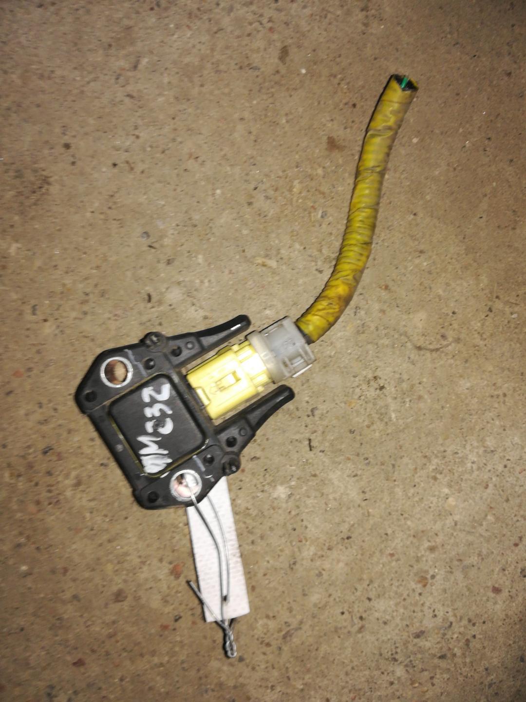 датчик удара Subaru Legacy 4 поколение 2007, 2.0 л., бензин, АКПП, черный, универсал, правый руль - фото №1