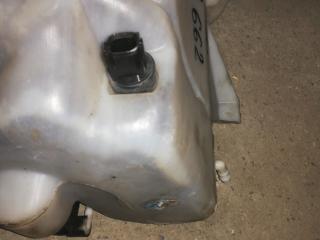 бачок омывателя Volvo V50 1 поколение 2007, 2.4 л., бензин, АКПП, белый, универсал, правый руль