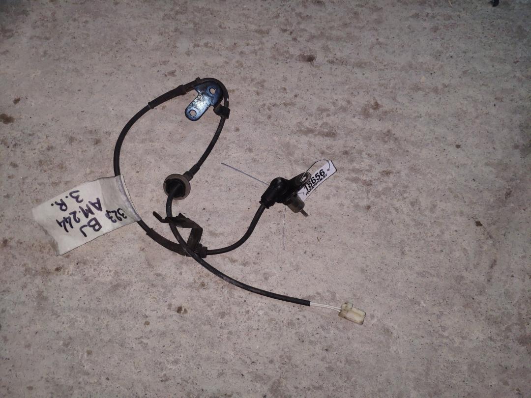 датчик ABS Mazda 323 6 поколение 2000, 1.5 л., ZL05, бензин, МКПП, белый, хетчбэк 5 дв., правый руль - фото №1