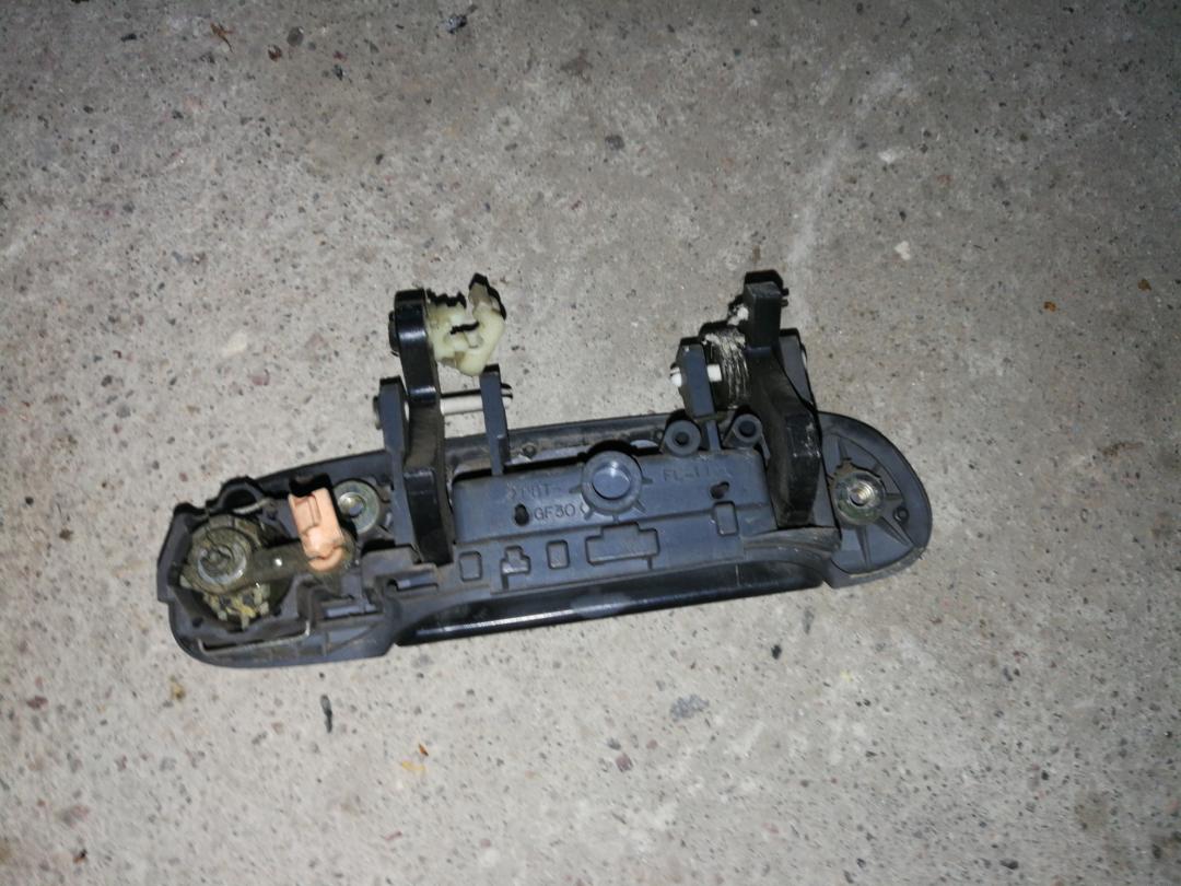 ручка наружная Mazda 323 6 поколение 1998, 1.5 л., бензин, АКПП, черный, хетчбэк 5 дв., правый руль - фото №1