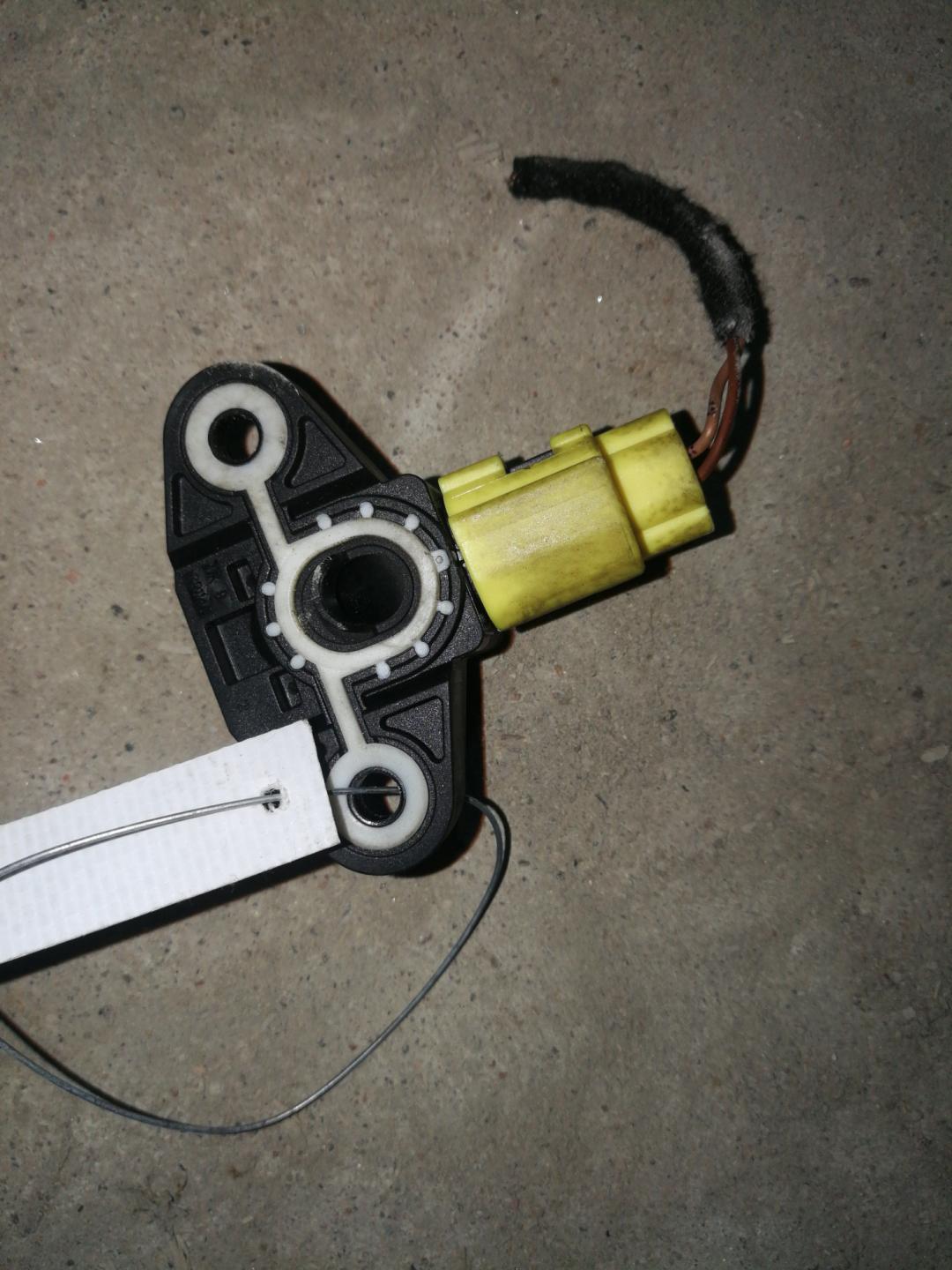 датчик удара Volkswagen Passat B6 2008, 2.0 л., BWA, бензин, АКПП, черный, универсал, правый руль - фото №1