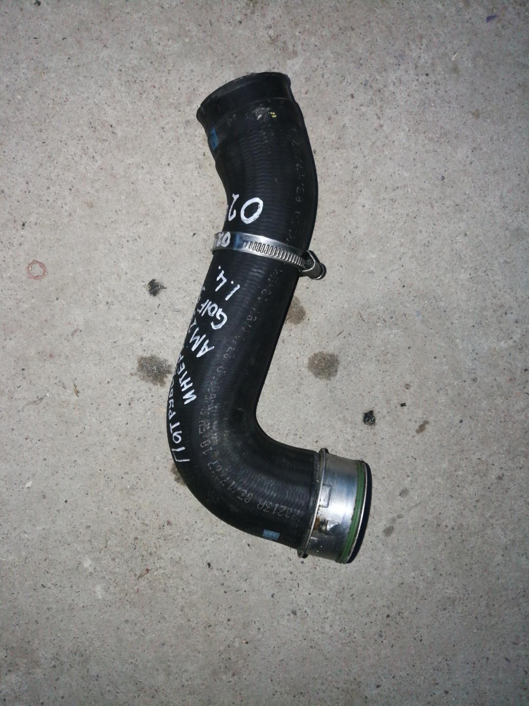 патрубок интеркулера Volkswagen Golf 5 поколение 2008, 1.4 л., BLG, бензин, АКПП, красный, универсал, правый руль - фото №1