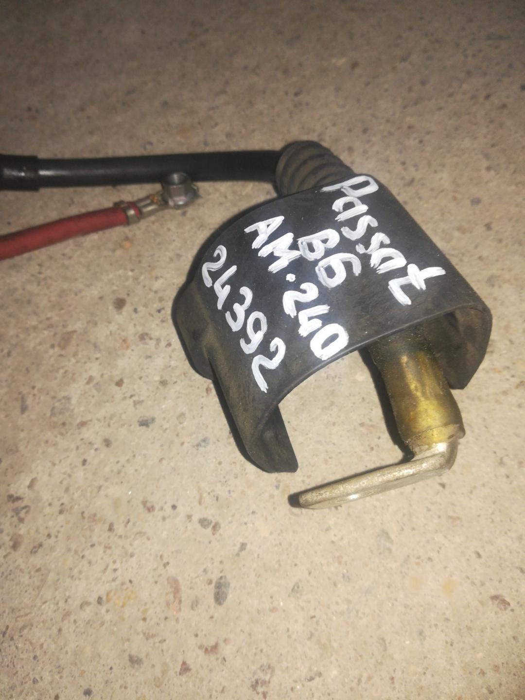 плюсовой провод аккумулятора Volkswagen Passat B6 2008, 2.0 л., CCTB, бензин, седан - фото №1