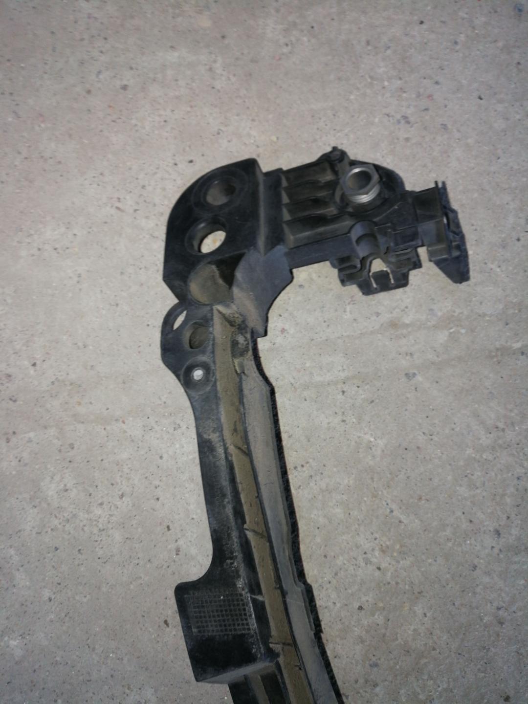 ресничка (ус) левой фары Volkswagen Golf 6 поколение 2011, 1.4 л., CAVD, бензин, АКПП, черный, универсал, правый руль - фото №1