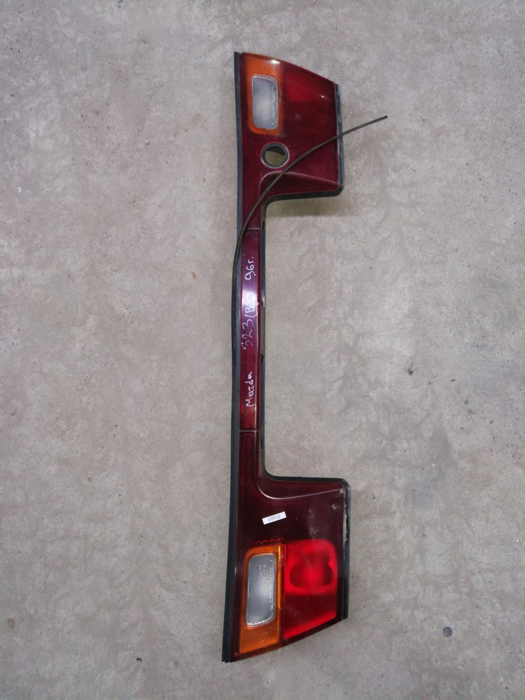 бленда Mazda 323 5 поколение 1996, 1.5 л., Z5-DE, бензин, седан - фото №1