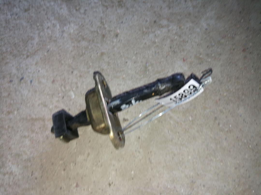 ограничитель открывания двери Mitsubishi L200 3 поколение 2000, 2.4 л., 4G64 (16V), бензин, пикап - фото №1