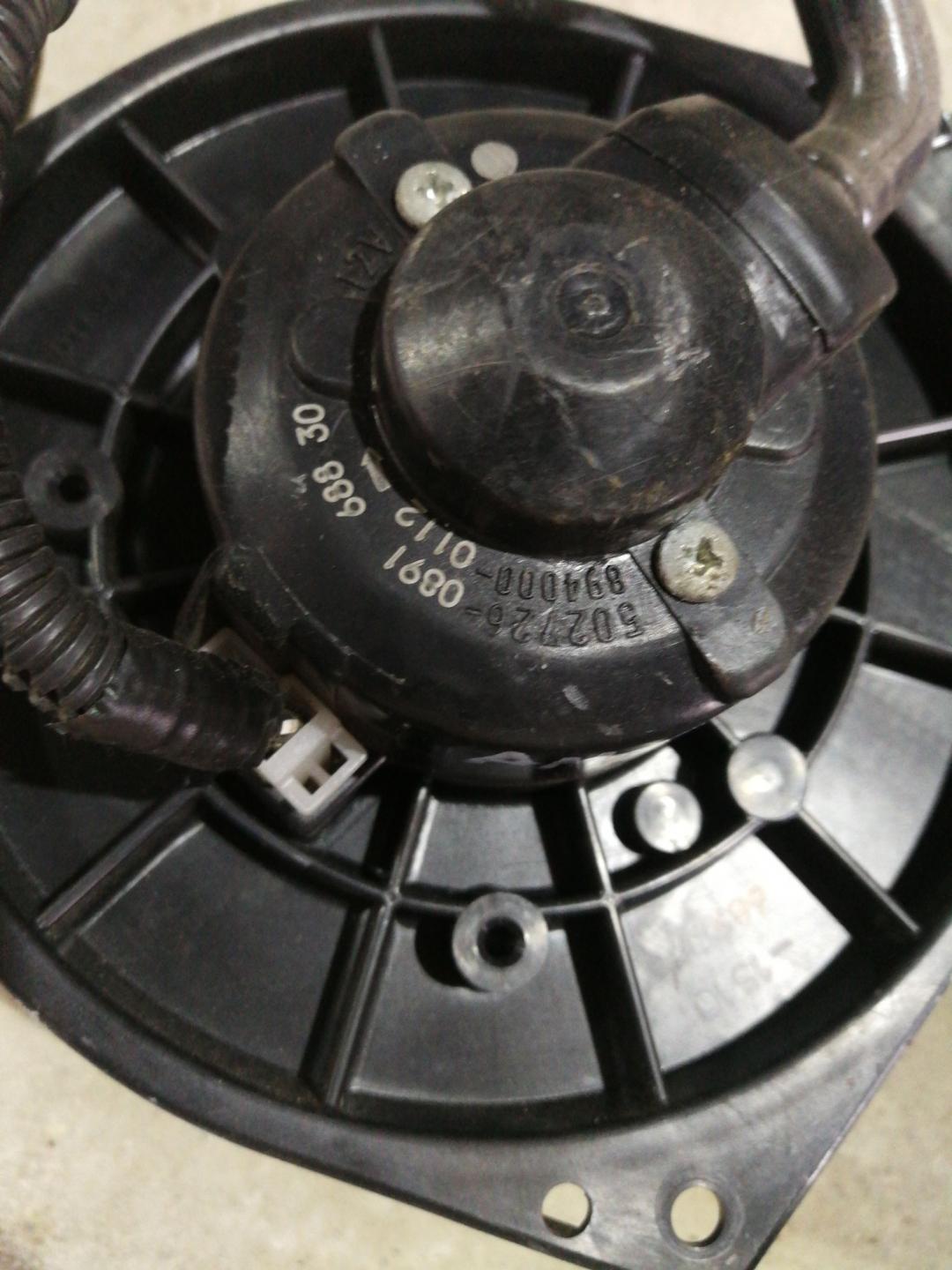 моторчик печки Mitsubishi Outlander 1 поколение 2006, 2.4 л., 4G69, бензин, АКПП, серебристый, внедорожник 5 дв., правый руль, 502726-0891, 894000-0112 - фото №1