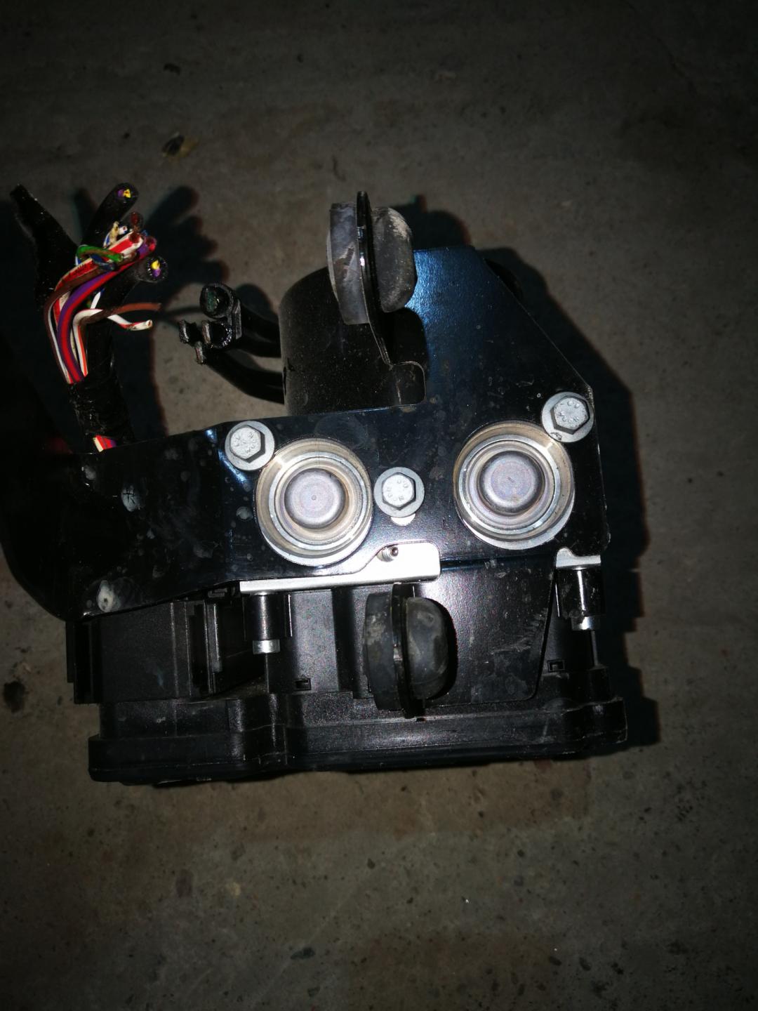 блок ABS Ford Kuga 2 поколение 2015, 2.0 л., T8MB, дизель, АКПП, черный, внедорожник 5 дв., правый руль - фото №1