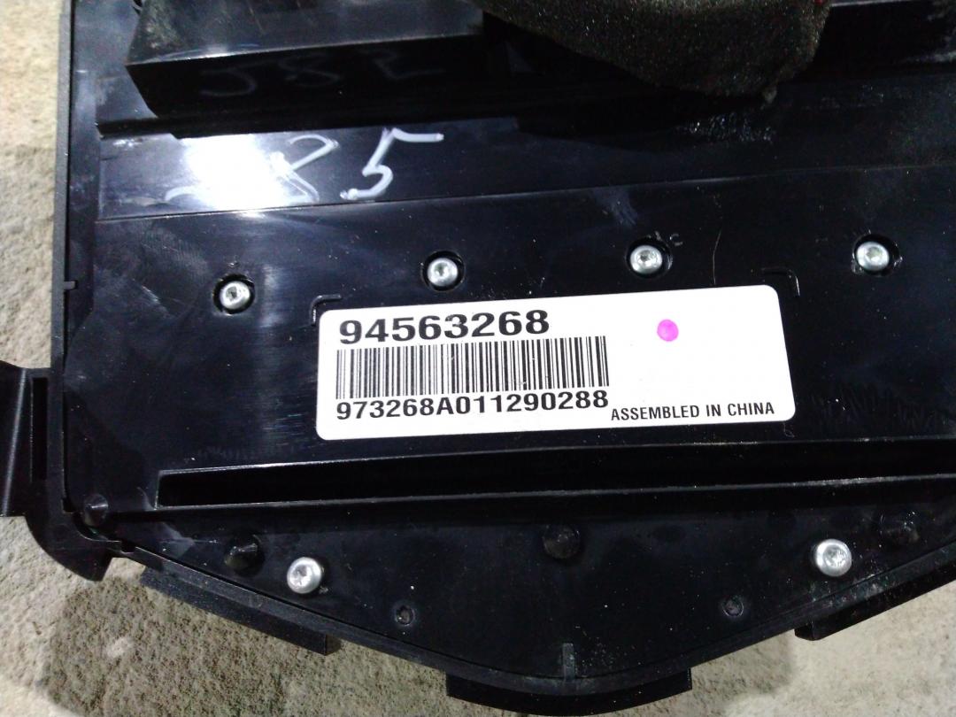 панель управления магнитолой Chevrolet Cruze 1 поколение 2011, 1.4 л., бензин, МКПП, белый, седан, правый руль, 94563268 - фото №1