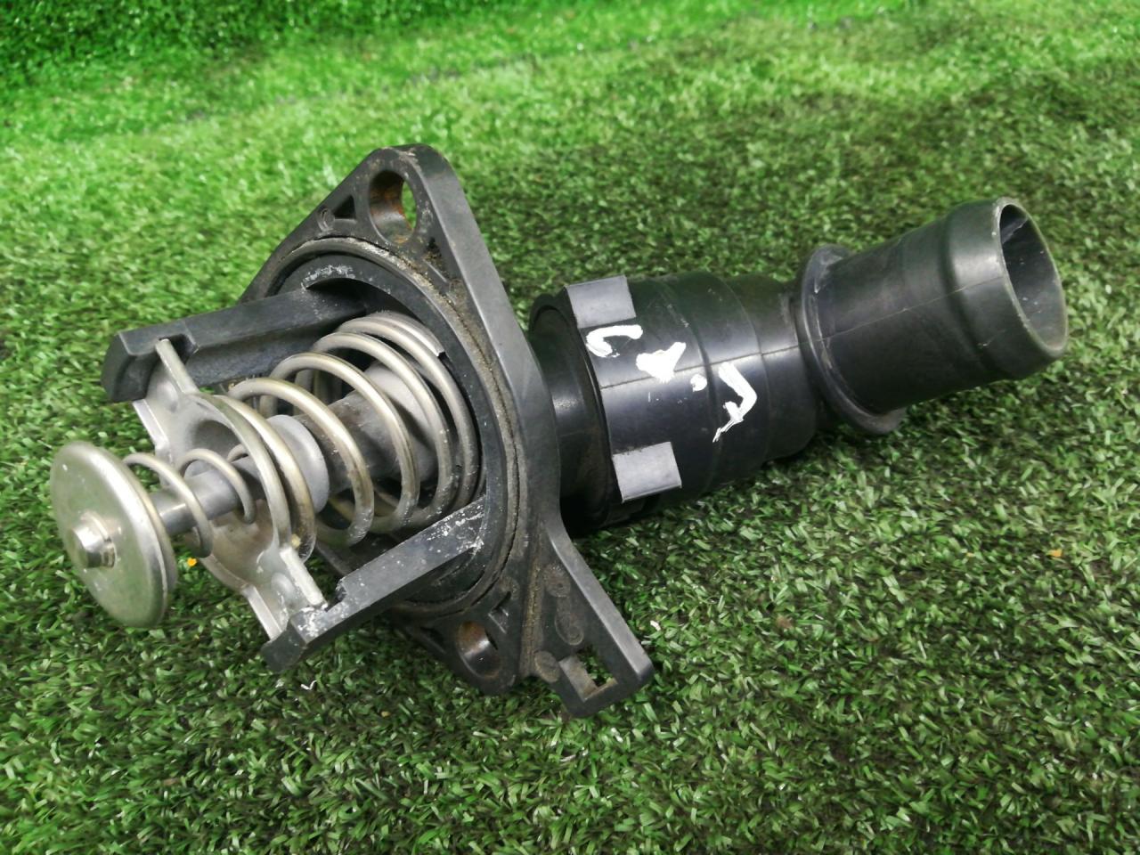 корпус термостата Honda Element 1 поколение 2006, 2.4 л., i-VTEC, K24A4, бензин, АКПП, оранжевый, хетчбэк 5 дв., полный привод - фото №1