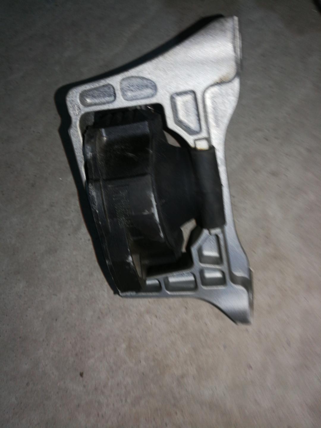 подушка крепления двигателя Ford Kuga 2 поколение 2015, 2.0 л., T8MB, дизель, АКПП, черный, внедорожник 5 дв., правый руль - фото №1