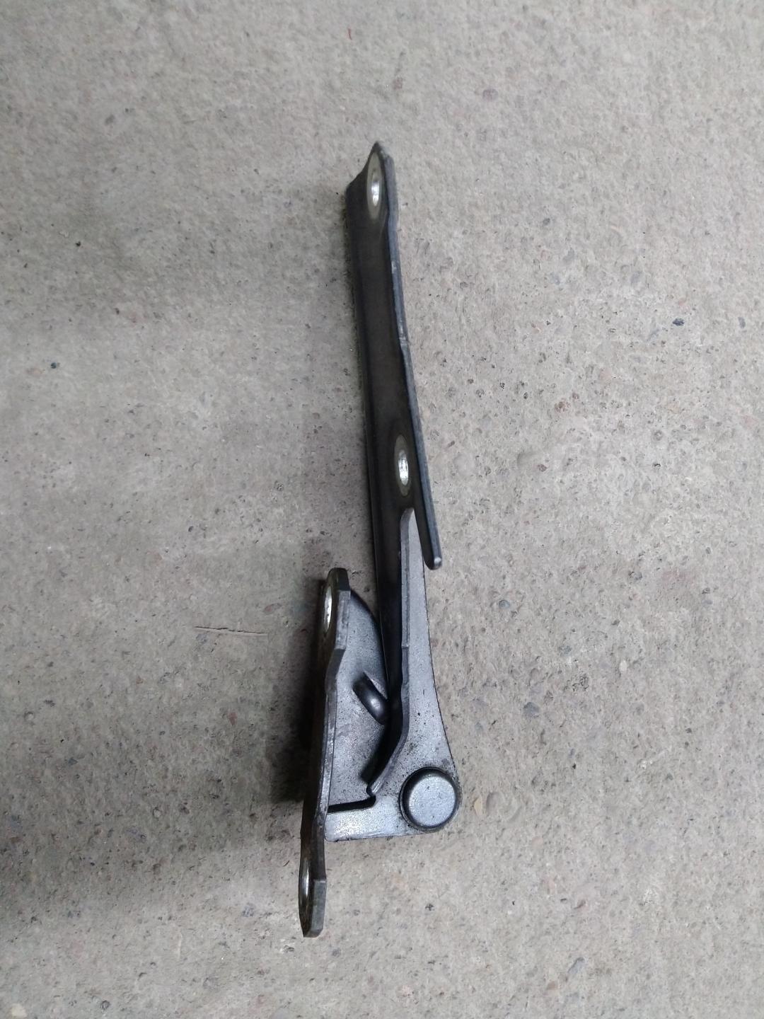 петля капота правая Mitsubishi Outlander 1 поколение 2006, 2.4 л., 4G69, бензин, АКПП, серебристый, внедорожник 5 дв., правый руль - фото №1