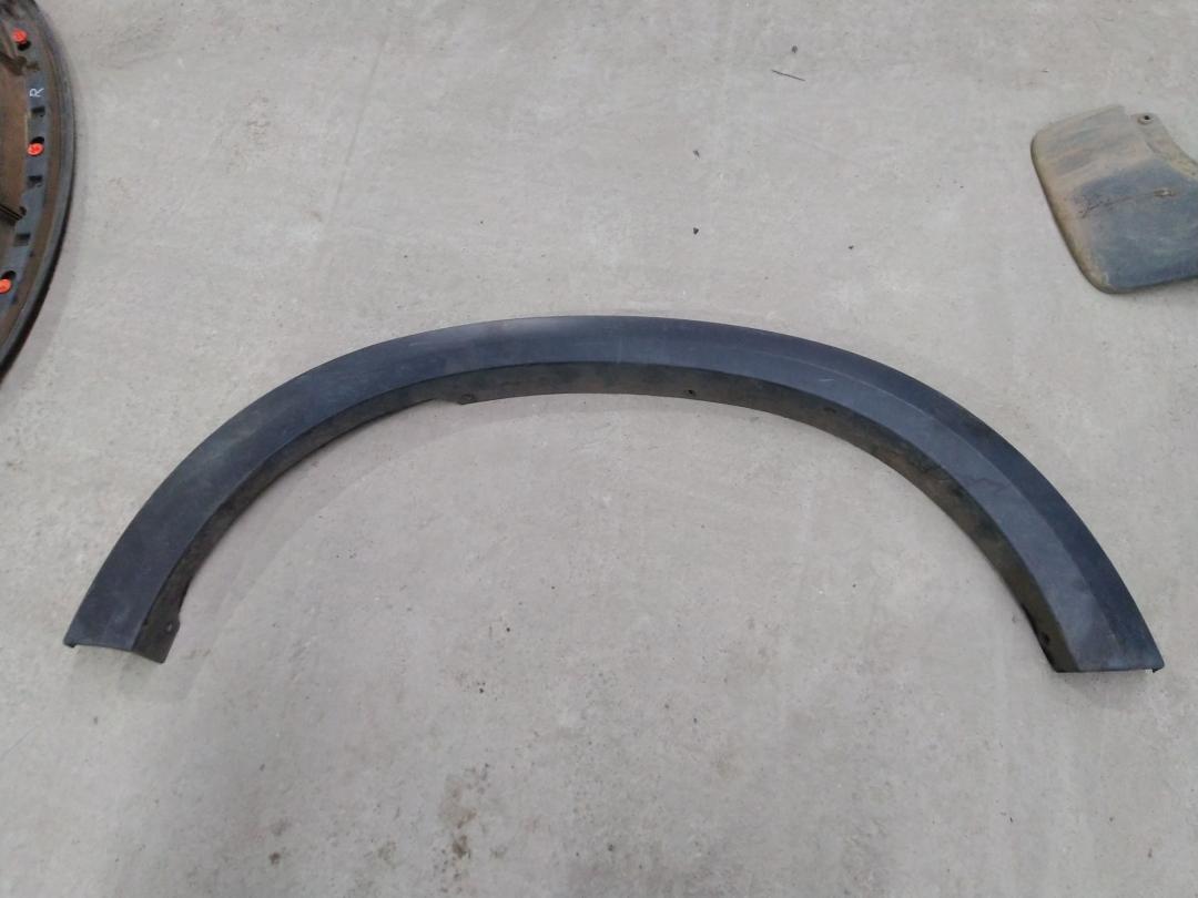 молдинг крыла заднего левого Volvo XC90 1 поколение 2004, 2.9 л., бензин, АКПП, серебристый, универсал, правый руль - фото №1