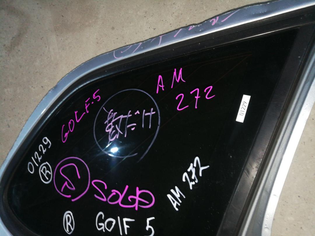 стекло кузовное боковое правое Volkswagen Golf 5 поколение 2009, 1.4 л., CAXA, бензин, АКПП, серебристый, универсал, правый руль - фото №1