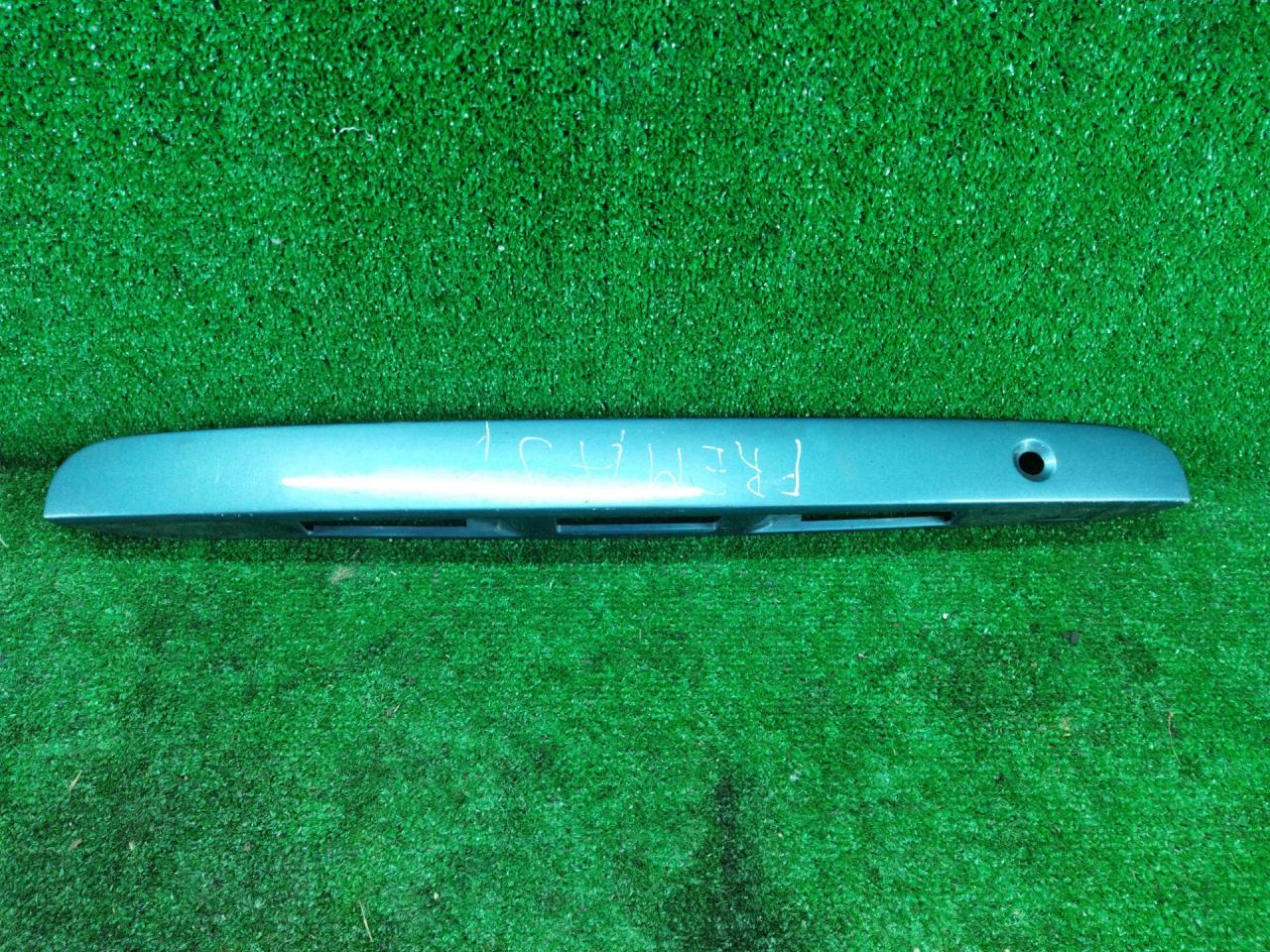 накладка двери (крышки) багажника Mazda Premacy 1 поколение 2000 - фото №1