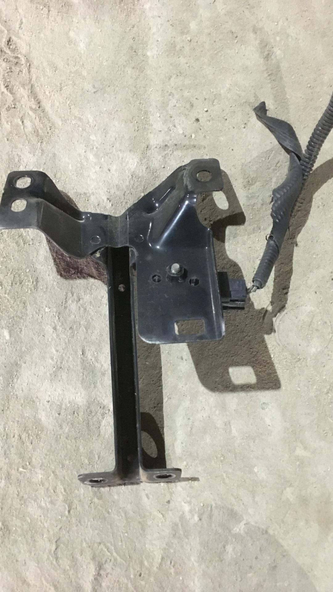 датчик удара Mazda 3 BK 2005, 1.6 л., бензин, АКПП, серебро, хетчбэк 5 дв., правый руль - фото №1