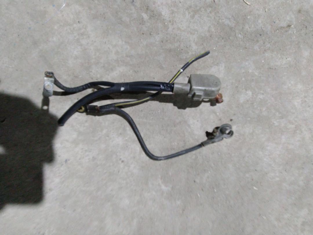 плюсовой провод аккумулятора Mazda 323 6 поколение 1998, 1.8 л., FP, бензин, МКПП, черный, хетчбэк 5 дв., правый руль - фото №1