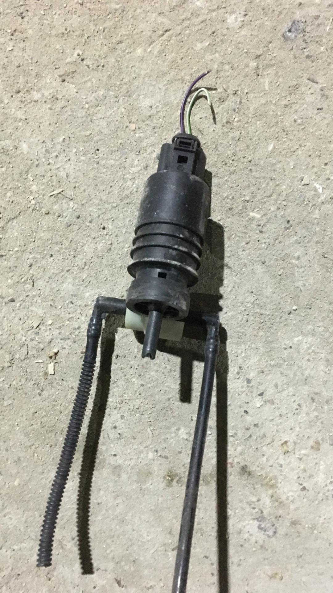 насос (моторчик) омывателя стекла Volkswagen Golf 5 поколение 2007, 1.4 л., CAXA, бензин, хетчбэк 5 дв. - фото №1