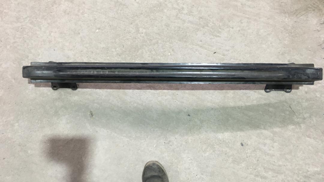 усилитель бампера переднего Volkswagen Golf 6 поколение 2011, 1.4 л., CAVD, бензин, АКПП, черный, универсал, правый руль - фото №1